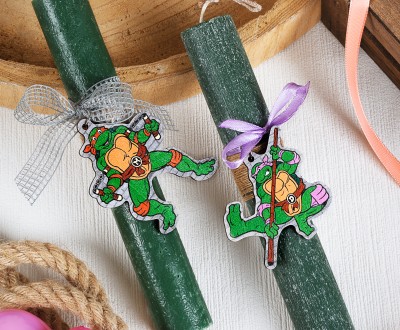 Πασχαλινές λαμπάδες σε κυπαρισσί χρώμα, με ξύλινο στοιχείο ''χελωνονιτζάκι μωβ'', ''χελωνονιτζάκι πορτοκαλι'', με κορδέλες σε διαφορά σχήματα και χρώματα