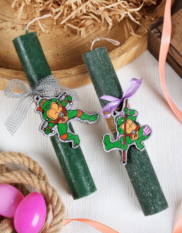 Πασχαλινές λαμπάδες σε κυπαρισσί χρώμα, με ξύλινο στοιχείο ''χελωνονιτζάκι μωβ'', ''χελωνονιτζάκι πορτοκαλι'', με κορδέλες σε διαφορά σχήματα και χρώματα