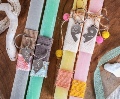 Πασχαλινές λαμπάδες σε σχήμα κύβου, με μπρελόκ και ατσάλινο στοιχείο μισή καρδιά ''BEST-FRIEND'', ''BIG SIS-LITTLE SIS''