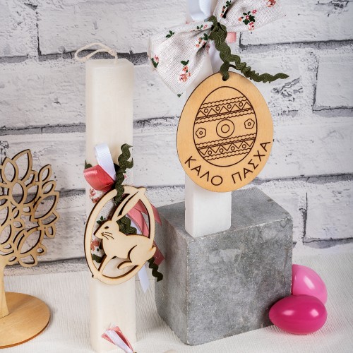 Πασχαλινές λευκές πλακέ  λαμπάδες με ξύλινα στοιχεία αυγό ΄΄καλό Πάσχα΄΄και λαγουδάκι, διακοσμημένες με κορδέλες σε διαφορά σχήματα και υφές