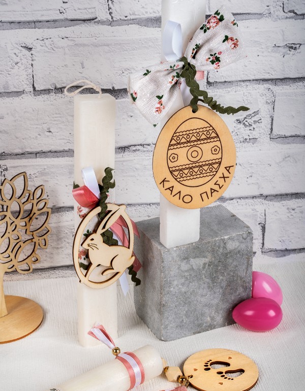 Πασχαλινές λευκές πλακέ  λαμπάδες με ξύλινα στοιχεία αυγό ΄΄καλό Πάσχα΄΄και λαγουδάκι, διακοσμημένες με κορδέλες σε διαφορά σχήματα και υφές