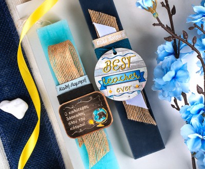 Πασχαλινές λαμπάδες σε γαλάζιο και μπλε σκούρο χρώμα με ξύλινο στοιχείο''best teacher ever'', ''καλύτερος δάσκαλος του κόσμου'' και κορδέλες σε διαφορα σχήματα