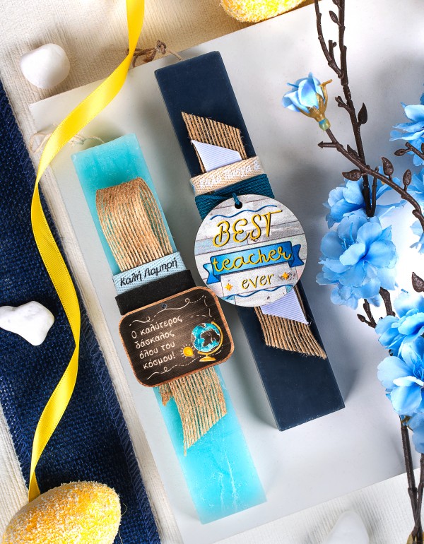 Πασχαλινές λαμπάδες σε γαλάζιο και μπλε σκούρο χρώμα με ξύλινο στοιχείο''best teacher ever'', ''καλύτερος δάσκαλος του κόσμου'' και κορδέλες σε διαφορα σχήματα