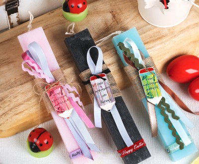 Πασχαλινές λαμπάδες με ξύλινο στοιχείο σε σχήμα μολυβιού, ''στον καλύτερο μαθητή'', ''στην καλύτερη μαθήτρια'', στον αγαπημένο δάσκαλο'' και κορδέλες με ευχή