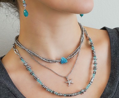 Κολιέ και σκουλαρίκια σε ασημί χρώμα και  διακοσμημένα με αιματίτη, αχάτη  , ατσάλινη αλυσίδα και ατσάλινα στοιχεία