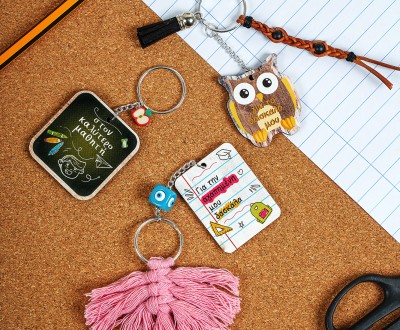 Μπρελοκάκια για τη δασκάλα, το δάσκαλο και το μαθητή με ξύλινα στοιχεία με ευχές και σχολικά σχέδια, στοιχεία φίμο και κεραμικά στοιχεία