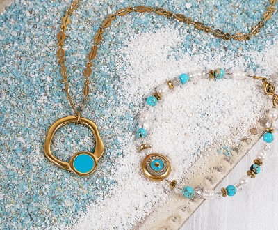 Βραχιόλι με μαργαριτάρια και νεφρίτη σε λευκό, γαλάζιο χρώμα με χρυσές λεπτομέρειες και ατσάλινο χρυσό στοιχείο, συνδυασμένο με κολιέ ατσάλινη αλυσίδα