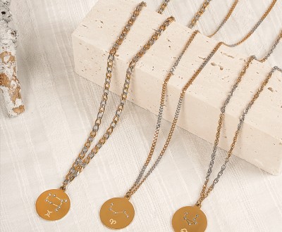 Κολιέ με χρυσή ατσάλινη αλυσίδα  και ατσάλινο στοιχείο με σύμβολα ζωδίων ''κριός΄'', ''ζυγός'', ''δίδυμος΄''