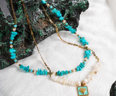 Σετ κολιέ  με γαλάζιο τιρκουαζ,  λευκό κοχύλι, μαργαριτάρια, χρυσή ατσάλινη αλυσίδα και  ατσάλινο στοιχείο