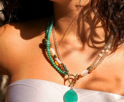 Κολιέ τριπλό με κρύσταλλα σε λευκό, πράσινο και γαλάζιο χρώμα συνδυασμένο με αχάτη, χρυσό αιματίτη, λάβα, φεγγαρόπετρα και ατσάλινα στοιχεία