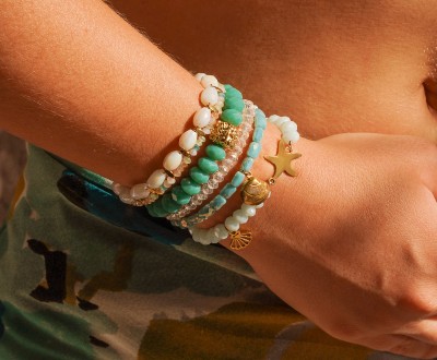 Βραχιόλια με κρύσταλλα σε λευκό, πράσινο και γαλάζιο χρώμα συνδυασμένα με χρυσά ατσάλινα στοιχεία