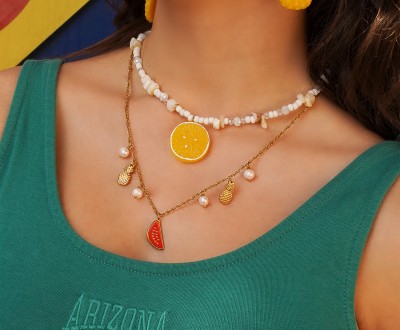 Κολιέ ατσάλινη αλυσίδα με μαργαριτάρια και ατσάλινα στοιχεία σε σχήμα καρπούζι και ανανά, λευκή κοντερία, κρύσταλλα, κοχύλι και σκουλαρίκια με λευκό κοράλλι, χρυσό αιματίτη και διακοσμητικό στοιχείο ανανά