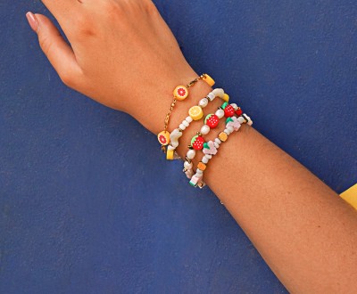 Σετ βραχιόλια με ατσάλινη αλυσίδα , λευκή κοντερία , χρυσό αιματίτη, μαργαριτάρια και διακοσμητικά στοιχεία φρούτα σε διάφορα χρώματα