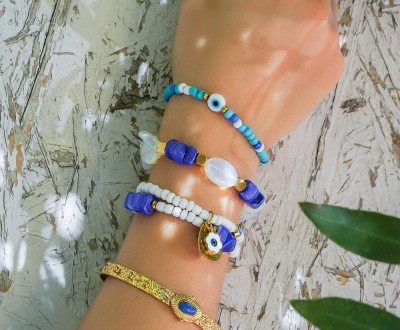 Βραχιόλια με λευκό και γαλάζιο μουράνο, φεγγαρόπετρα, κοχύλι, χρυσό αιματίτη και ατσάλινα στοιχεία