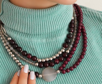 Κολιέ με ατσάλινη ασημί ροδέλα, σκούρο κόκκινο χαολίτη, νεφρίτη και αχάτη