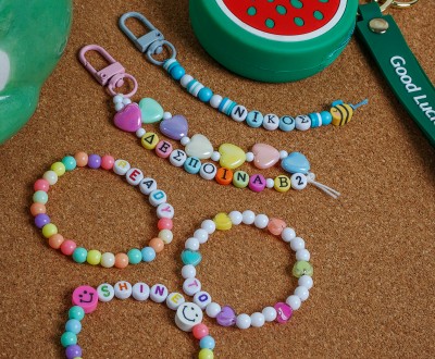 Πολύχρωμα μπρελόκ και βραχιόλια με ακρυλικές χάντρες και φίμο