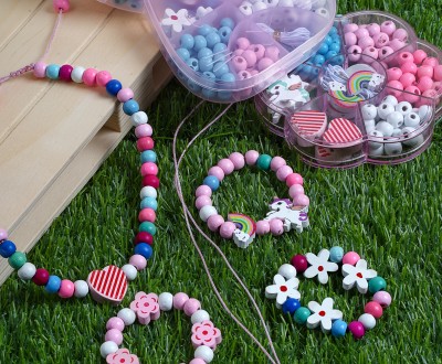 Πολύχρωμα κολιέ και βραχιόλια σε διάφορα σχέδια με ξύλινες χάντρες