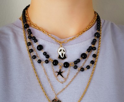 Κολιέ με ατσάλινες χρυσές αλυσίδες, μεταλλικά στοιχεία και μαύρη πέτρα