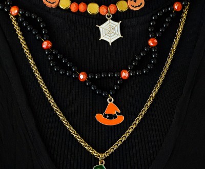 Κολιέ με μαύρη πέτρα, πορτοκαλί κρύσταλλα, χρυσό αιματίτη, χρυσή ατσάλινη αλυσίδα και μεταλλικά στοιχεία ιστός αράχνης, καπέλο και κολοκύθα