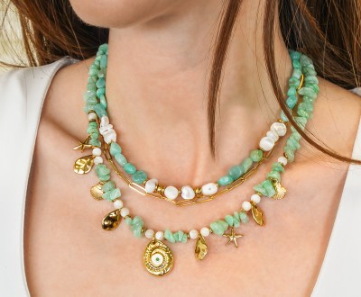 Κολιέ με αμαζονίτη, κοχύλι, χρυσό αιματίτη, νεφρίτη, λευκό μάτι γάτας, συνδυασμένα με θαλασσινά στοιχεία και χρυσή αλυσίδα