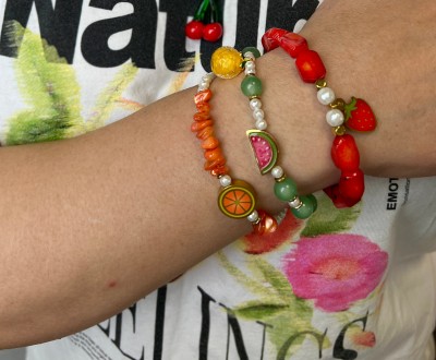 Βραχιόλια με χρυσά στοιχεία και μουράνο φρούτα, συνδιασμένα με κοράλι, φίλντισι, χρυσό αιματίτη, κοχύλι και νεφρίτη