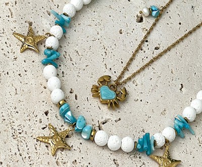 Κολιέ με χρυσό στοιχείο καβουράκι με σμάλτο συνδιασμένο με λάβα, κοράλι, χρυσό αιματίτη, κοχύλι, χρυσούς αστερίες και χρυσή αλυσίδα