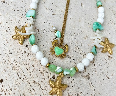 Κολιέ με χρυσό στοιχείο καβουράκι με σμάλτο συνδιασμένο με κοράλι, λάβα, χρυσό αιματίτη, κοχύλι, χρυσούς αστερίες και χρυσή αλυσίδα