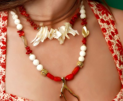 Κολιέ με κοράλι τσίπς, χρυσό αιματίτη, κόκκαλο, λευκό κοράλι, δόντι και χρυσά στοιχεία