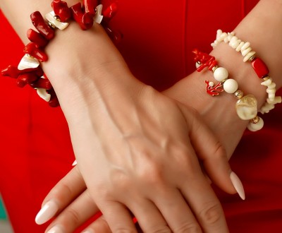 Βραχιόλια με λευκό κοράλι, κοράλι τσιπς, χρυσό αιματίτη, λάβα, δόντι, κοράλι, κόκκαλο και χρυσό στοιχείο με σμάλτο