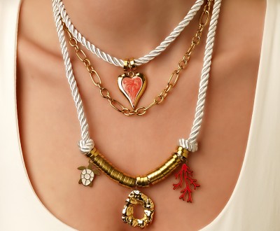 Κολιέ με κορδόνι ρεγιόν συνδιασμένο με χρυσά στοιχεία, χρυσά στοιχεία με σμάλτο, χρυσή αλυσίδα και χρυσές ροδέλες