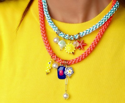 Κολιέ με σατέν πλεκτό κορδόνι συνδιασμένα με κεραμικά στοιχεία, πέρλες, χρυσή αλυσίδα, χρυσό στοιχείο με σμάλτο και κρύσταλλα