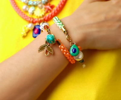 Βραχιόλια με σατέν πλεκτό κορδόνι συνδιασμένα με πέρλες, χαολίτη, κρύσταλλα, χρυσή αλυσίδα, χρυσό στοιχείο με σμάλτο και χρυσό στοιχείο με ζιργκόν