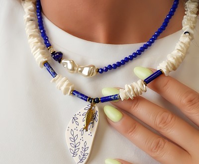 Κολιέ με κρύσταλλα και ακρυλικά συνδιασμένα με κοχύλι, χαολίτη, λάπις, χρυσό αιματίτη και χρυσό στοιχείο