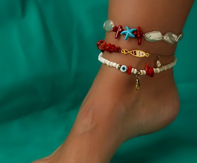 Βραχιόλια ποδιού με κοντερίες, χρυσό αιματίτη, κοράλια, χρυσή αλυσίδα, μαργαριτάρι, ακρυλικά στοιχεία, γυάλινο μάτι και χρυσά στοιχεία
