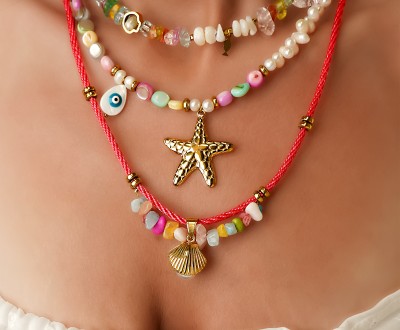 Κολιέ με κοχύλια, μαργαριτάρια, χρυσό αιματίτη, κρυσταλλικές και ημιπολύτιμες πέτρες, χρυσά στοιχεία,  κορδόνι ρεγιόν και μάτι φίλντισι