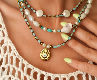 Κολιέ με κρύσταλλα και γυάλινες ροδέλες συνδυασμένο με μαργαριτάρια, κεραμικά στοιχεία, χρυσό αιματίτη και 3D κρεμαστό σαλιγκάρι