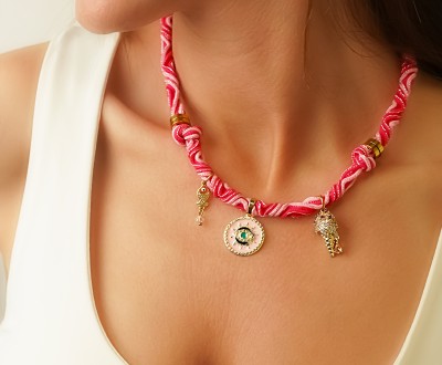 Ροζ κορδόνι  με κρύσταλλα, ορειχάλκινα στοιχεία  και μάτι γούρι