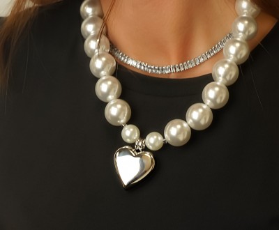 Κολιέ με πέρλες και ατσάλινο στοιχείο καρδιά