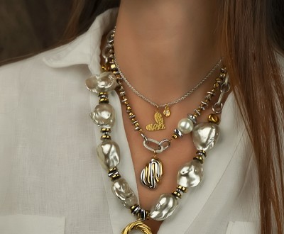 Κολιέ με ασημί αλυσίδες, χρυσούς και ασημί αιματίτες, πέρλα, μαργαριτάρια, χρυσά και δίχρωμα στοιχεία