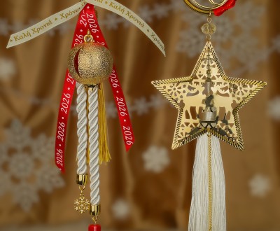 Χριστουγεννιάτικα γούρια με ατσάλινα και μεταλλικά σχέδια, με ρόδι, χιονονιφάδα και αστέρι σε χρυσό χρώμα, γιορτινές κορδέλες ευχών και στοιχείο 