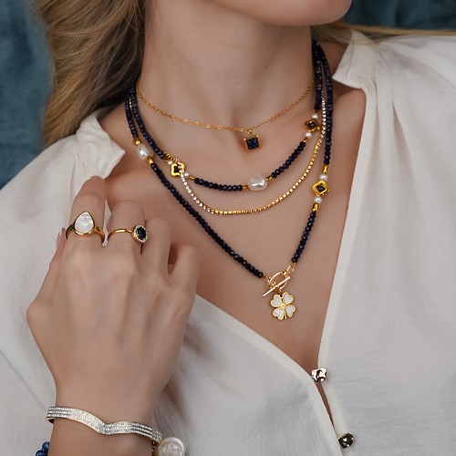 Μοναδικά χειροποίητα κολιέ από αιματίτη Van Cleef, πέρλες, αλυσίδα με στρας και κρύσταλλα και βραχιόλι που ολοκληρώνει το σετ με ζιρκόν, ατσάλινη αλυσίδα, πλακέ μαργαριτάρια και νεφρίτη σε ροδέλα