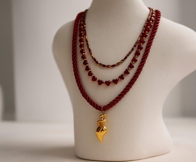 Χειροποίητα κοσμήματα σε βυσσινί και χρυσό, με γυάλινες χάντρες, λαμπερά κρύσταλλα και επιχρυσωμένο ατσάλινο στοιχείο δάκρυ.