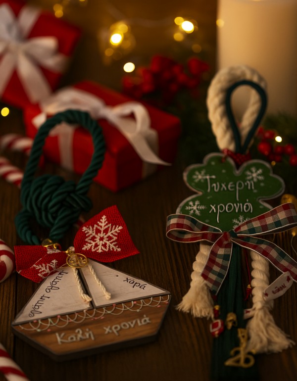Χριστουγεννιάτικα ξύλινα γούρια παραδοσιακό καραβάκι και τριφύλλι με γιορτινές κορδέλες και γούρι 2026