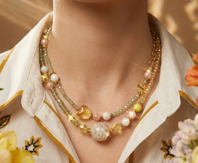 Κολιέ με κρύσταλλα και στοιχεία  murano σε ζεστές αποχρώσεις μελί, απαλού πράσινου και ροδακινί,όπουοι διαφανείς κρύσταλλοι χαρίζουν διακριτική λάμψη, ενώ η ιδιαίτερη κεντρική χάντρα προσθέτει ξεχωριστή αισθητική