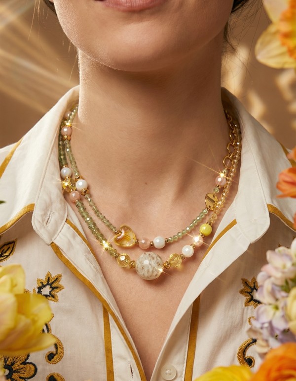 Κολιέ με κρύσταλλα και στοιχεία  murano σε ζεστές αποχρώσεις μελί, απαλού πράσινου και ροδακινί,όπουοι διαφανείς κρύσταλλοι χαρίζουν διακριτική λάμψη, ενώ η ιδιαίτερη κεντρική χάντρα προσθέτει ξεχωριστή αισθητική