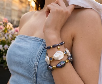 Κομψό σετ βραχιολιών με αβεντουρίνη, σοβαλίτη, μαργαριτάρια και φίλντισι, συνδυασμένα με χρυσή αλυσίδα, χρυσό αιματίτη και χρυσό στοιχείο με κρύσταλλο για λαμπερές, καλοκαιρινές εμφανίσεις