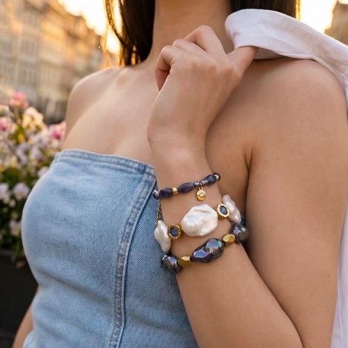 Κομψό σετ βραχιολιών με αβεντουρίνη, σοβαλίτη, μαργαριτάρια και φίλντισι, συνδυασμένα με χρυσή αλυσίδα, χρυσό αιματίτη και χρυσό στοιχείο με κρύσταλλο για λαμπερές, καλοκαιρινές εμφανίσεις