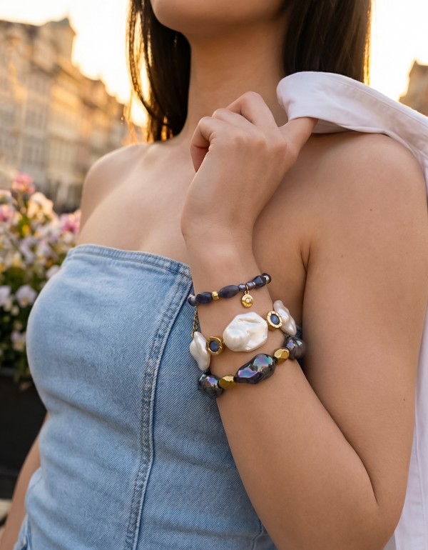 Κομψό σετ βραχιολιών με αβεντουρίνη, σοβαλίτη, μαργαριτάρια και φίλντισι, συνδυασμένα με χρυσή αλυσίδα, χρυσό αιματίτη και χρυσό στοιχείο με κρύσταλλο για λαμπερές, καλοκαιρινές εμφανίσεις