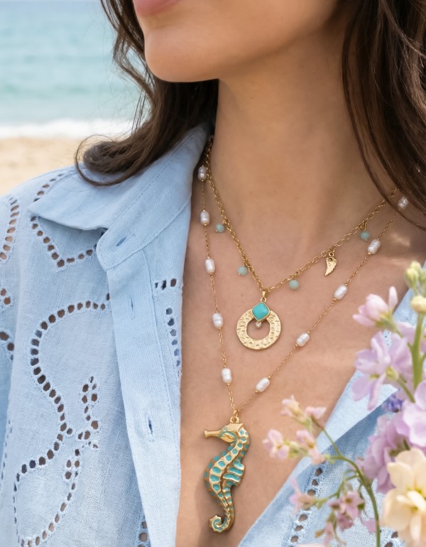 Κολιέ με χρυσές αλυσίδες και ροζάριο με ακρυλικά στοιχεία, συνδιασμένα με κρύσταλλα, χρυσά στοιχεία με χαολίτη και σμάλτο