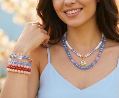 Κολιέ και βραχιόλια με κρύσταλλα σε αποχρώσεις του μπλε και του λευκού, που χαρίζουν κομψότητα και φρεσκάδα, συνδιασμένα με χρυσό αιματίτη, χρυσά στοιχεία όπου η διακριτική χρυσή λεπτομέρεια δημιουργούν ένα μοντέρνο και φωτεινό αποτέλεσμα